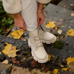 Beige leren enkellaarzen met veters, beige dameslaarzen, dameslaarzen met lage hak