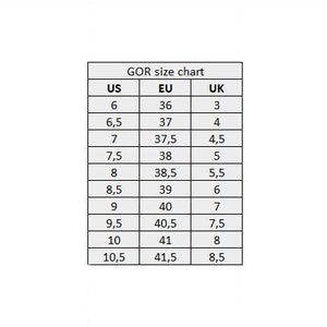 Pu&ograve; includere: Un grafico bianco con testo nero che dettaglia le taglie delle scarpe. Il grafico include taglie US, EU e UK, con valori numerici corrispondenti per ciascuna. Il grafico &egrave; etichettato "GOR size chart".