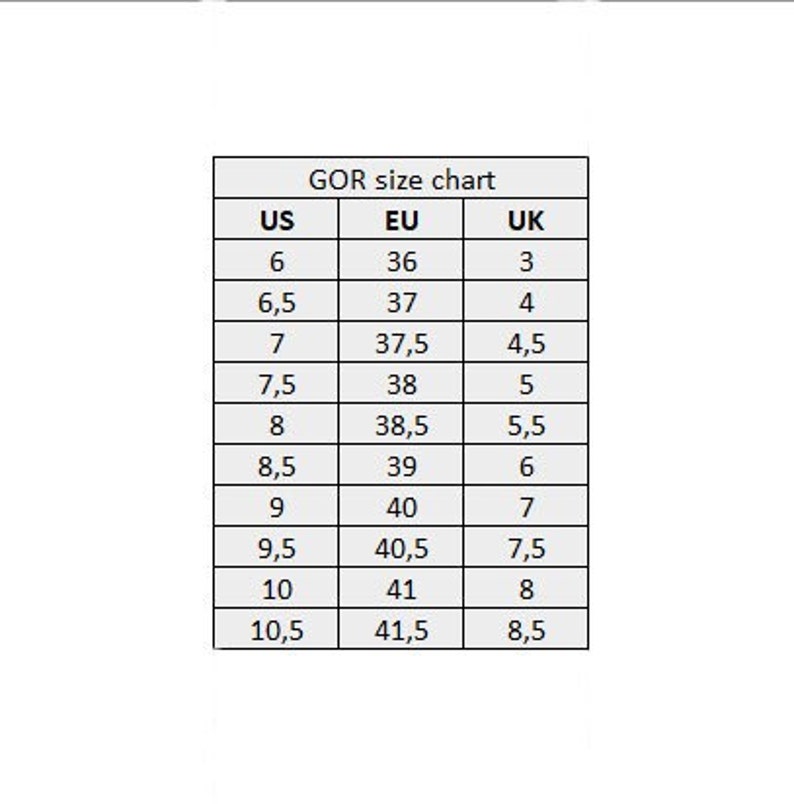 Pu&ograve; includere: Un grafico bianco con testo nero che dettaglia le taglie delle scarpe. Il grafico include taglie US, EU e UK, con valori numerici corrispondenti per ciascuna. Il grafico &egrave; etichettato "GOR size chart".