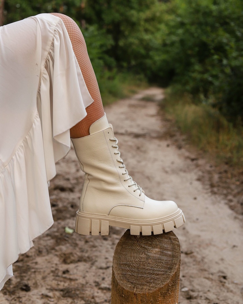 Combat high lace up women white creamy boots 画像 1