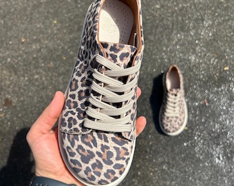 Barefoot sneakers met luipaardprint – brede neus, zero drop, minimalistische leren schoenen voor dagelijks comfort