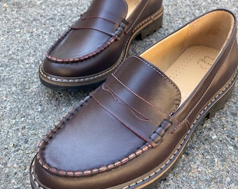 Burgunder Leder Penny Loafers: Klassische Damen Flache Schuhe