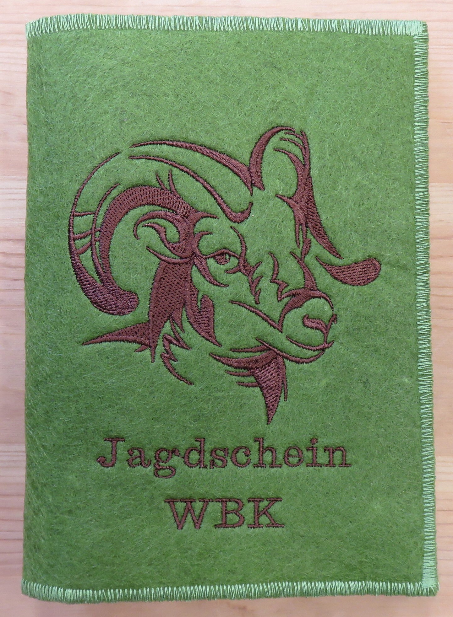 Jagdschein / WBK, Fuchs im Laubkranz, Individuell bestickte  Jagdscheinhülle, Buchform, große Farbauswahl - .de