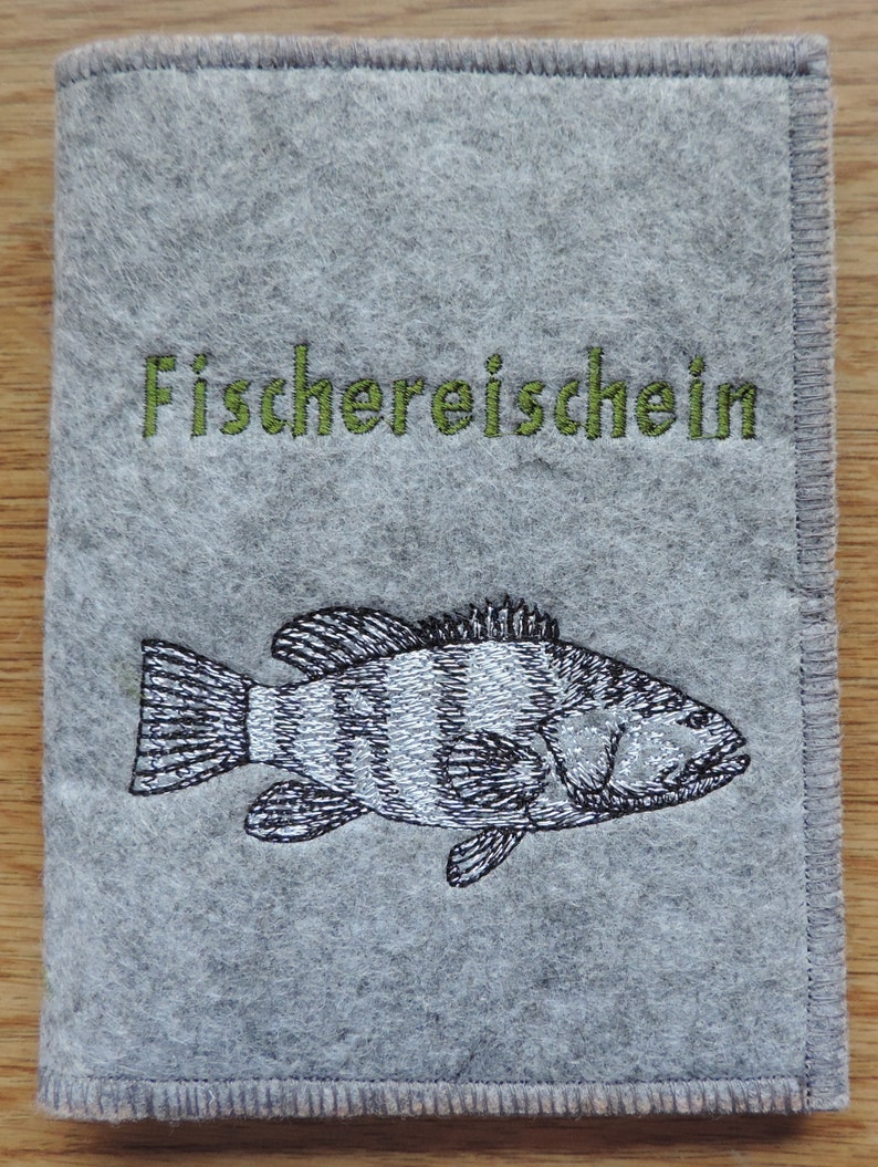 Fischereischein / Angelschein, individuell bestickte Filzhülle, Motiv: Barsch, große Farbauswahl afbeelding 1