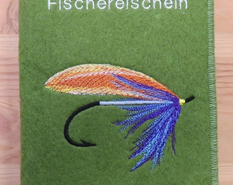 Fischereischein / Angelschein, Fliegenfischen, Individuell bestickte Filzhülle, Motiv: Fliege lila + Name, große Farbauswahl