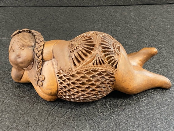 サポテク バロ ネグロの美しい太った女性 - オアハカの黒い粘土  