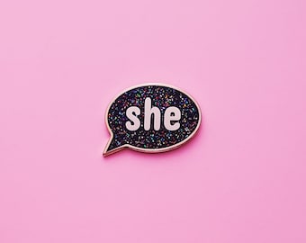 Pin con pronombre LGBTQ, pin con pronombre "ella", pin con pronombre "queer" esmaltado