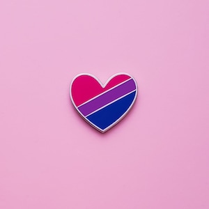 Przypinka z serduszkiem z okazji dumy biseksualnej – Ta urocza przypinka LGBTQ z flagą dumy biseksualnej to świetny prezent na paradę równości. Idealny dodatek na paradę biseksualną.