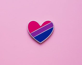 Pin de corazón del orgullo bisexual: Este bonito pin LGBTQ+ presenta la bandera del orgullo bisexual y es un regalo ideal. Un accesorio perfecto para el orgullo bisexual.