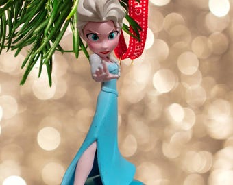 Adorno navideño personalizado con la figura de acción de Elsa de Frozen de Disney Infinity