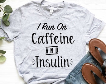 Corro en cafeína y camisa de insulina - tipo 1 camisa de la diabetes para las mujeres - tipo 1 camisa de concientización de la diabetes - camisa divertida de la diabetes - camiseta
