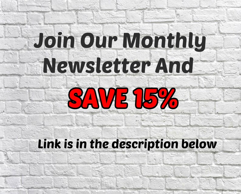 Puede incluir: Fondo de pared de ladrillo blanco con el texto "Join Our Monthly Newsletter And SAVE 15%" en rojo y negro. El texto "Link is in the description below" est&aacute; en negro.