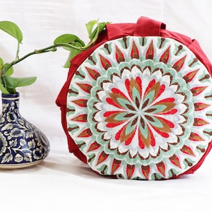 YogaKargha Cojín de Yoga Zafu Redondo Bordado / Funda con Cremallera / Lavable / Portátil - Tamaño Mediano - Mandala - Rosa Roja - Opciones de Relleno