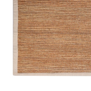 K&ouml;nnte beinhalten: Ein nat&uuml;rlicher gewebter Teppich mit einem beigefarbenen Rand. Der Teppich ist aus Naturfasern gefertigt und hat einen rustikalen Look.