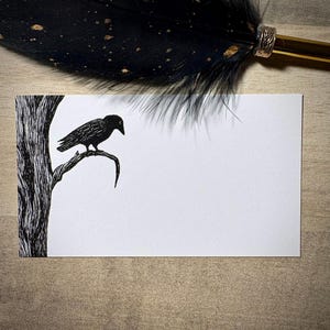 Könnte beinhalten: Schwarz-Weiß-Illustration eines Raben, der auf einem Ast sitzt. Der Rabe blickt nach links, mit detaillierten Federn. Der Baum ist ebenfalls schwarz-weiß, mit strukturierter Rinde. Im Hintergrund befindet sich ein schwarzer Federkiel.