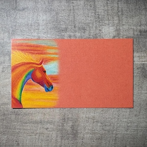 Könnte beinhalten: Rechteckige Karte mit einer Pferdeillustration. Das Pferd hat eine Regenbogenmähne und einen Regenbogenhals, vor einem Sonnenuntergangshintergrund. Die rechte Seite der Karte ist einfarbig korallenfarben.