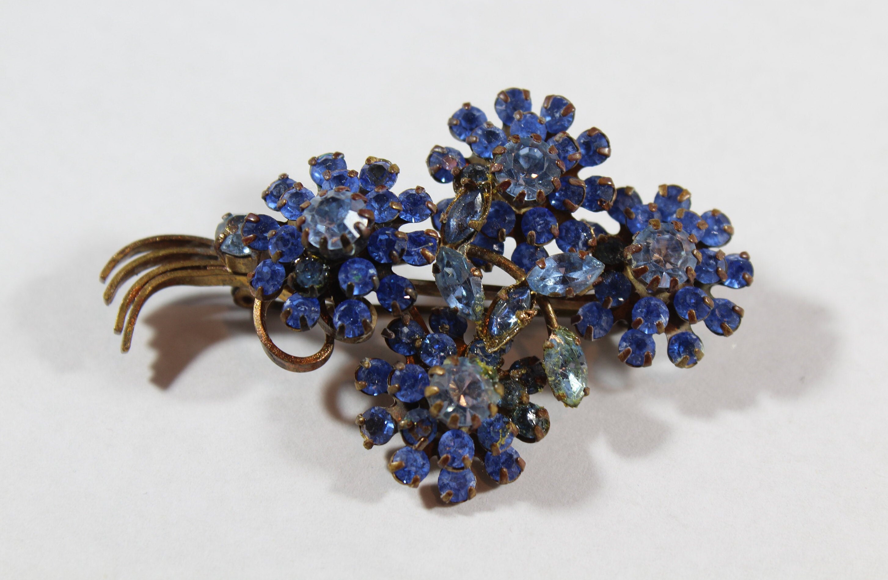 Jessica McClintock Silver Floral Crystal Brooch Beautiful silver Tone Facted Blue Crystal Flower bouquet  main image 3