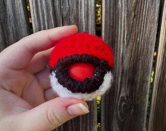 Bola antiestresse de crochê inspirada na Pokébola | Brinquedo de pelúcia sensorial macio feito à mão
