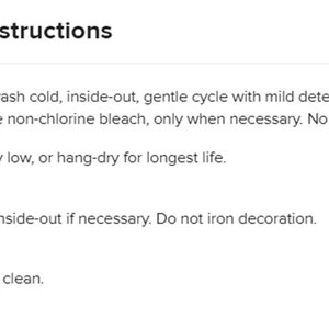 Pode incluir: Instru&ccedil;&otilde;es de cuidado para uma pe&ccedil;a de roupa. Lavar &agrave; m&aacute;quina com &aacute;gua fria, do avesso, ciclo delicado com detergente suave e cores semelhantes. Usar alvejante sem cloro apenas quando necess&aacute;rio. N&atilde;o usar amaciante. Secar na m&aacute;quina em temperatura baixa ou pendurar para secar para uma vida &uacute;til mais longa. Passar a ferro em temperatura baixa do avesso, se necess&aacute;rio. N&atilde;o passar a ferro a decora&ccedil;&atilde;o. N&atilde;o lavar a seco.