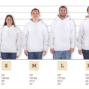 Pode incluir: Tabela de tamanhos para hoodies mostrando quatro modelos usando hoodies brancas em tamanhos diferentes: S, M, L e XL. A tabela inclui as medidas de altura, peso, peito e cintura em p&eacute;s e polegadas, e em libras.