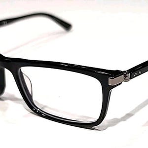 Könnte beinhalten: Schwarze rechteckige Brille mit klaren Gläsern. Die glänzenden Rahmen haben einen silbernen Akzent an den Bügeln. Die Bügel sind leicht gebogen. Ein modernes Brillendesign.