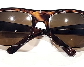 Gafas de sol polarizadas Ray Ban RB4079 642/84 con montura media y diseño envolvente en marrón tortuga