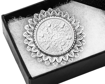 Presente para o 90º aniversário - Broche feito a partir de uma moeda original britânica de seis pence de prata de 1935 ou 1936, montada no Reino Unido.