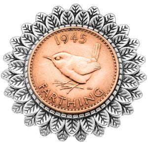 80. Geburtstag Münzbrosche aus einem antiken 1945 Wren Farthing, wunderschön in einer Geschenkbox präsentiert - Oma, Mutter, Schwester