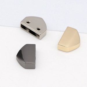 Puede incluir: Tres piezas de metal para hardware de bolso en forma de semicírculo en plata, oro y negro.