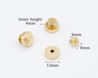 Könnte beinhalten: Drei goldfarbene Schraubverschlüsse aus Metall. Die Verschlüsse haben einen Durchmesser von 12 mm und eine Höhe von 4 mm. Die Schraube hat einen Durchmesser von 6 mm und eine Länge von 8 mm.