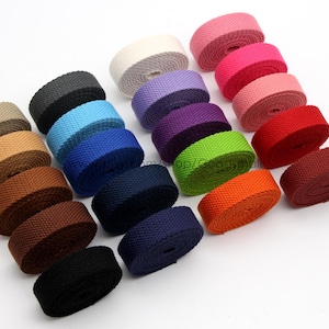 Può includere: Assortimento di 15 rotoli di fettuccia di cotone colorata in vari colori, tra cui rosso, blu, verde, viola, marrone, nero e bianco.