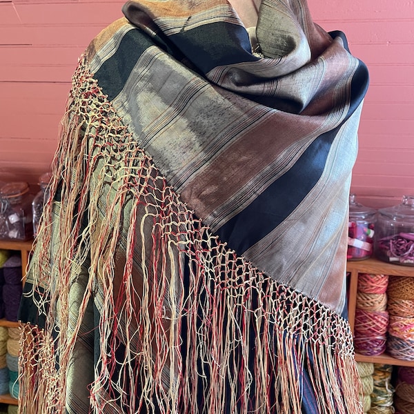 how to wear a piano shawl