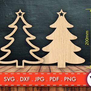 Op de afbeelding: Twee houten kerstboomuitsparingen, één massief en één omtrek, elk bekroond met een ster. De bomen zijn ongeveer 20 cm hoog. De afbeelding bevat de tekst "LASER CUT FILE" en bestandstype-opties: SVG, DXF, JPG, PDF en PNG.