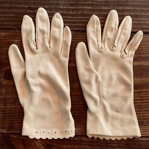Vintage scalloped cream gloves