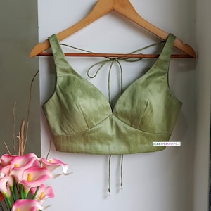 Wykonana na zamówienie indyjska bluzka Saree Lehenga z mieszanki surowego jedwabiu w kolorze zielonego mchu, głęboki dekolt w kształcie serca, bez rękawów DVBL_271