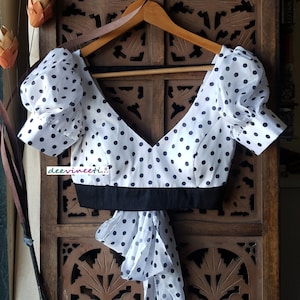 Blusa lehenga de chinon blanca y negra con estampado indio de lunares, hecha a medida, con mangas abullonadas y escote en V profundo (DVBL_242)