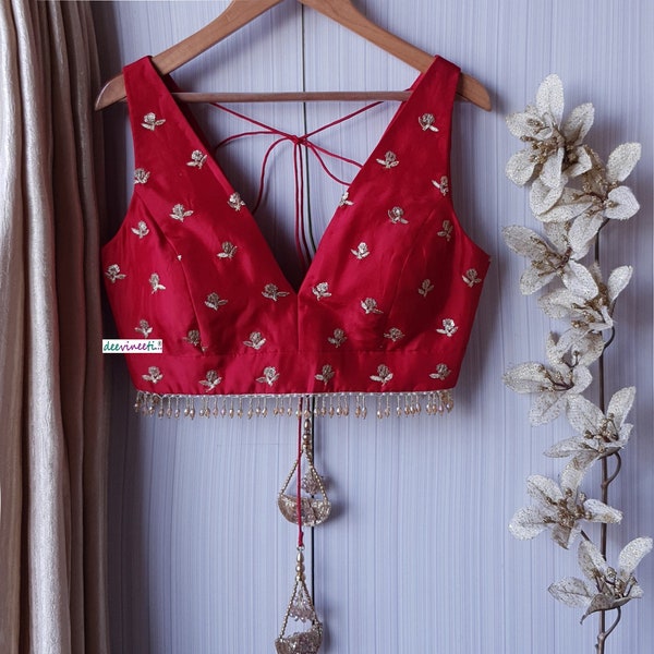 Hecho a la medida diseñador indio rojo bordado Upada seda Saree Lehenga blusa cuello en V profundo sin mangas