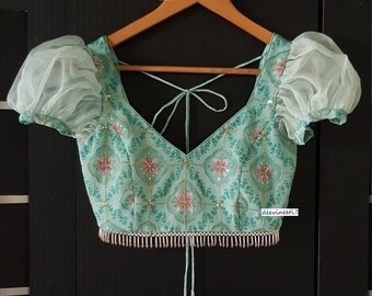 Blusa tipo lehenga sari chinon bordada en verde menta indio, hecha a medida, con escote semi corazón y mangas abullonadas DVBL_143