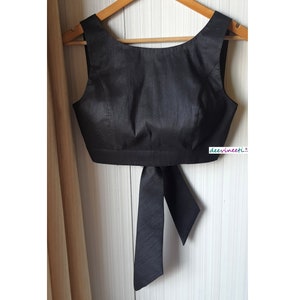 Made To Order Indiase zwarte gemêleerde ruwe zijde mouwloze Saree Lehenga-blouse met boothals en strik DVBL_101