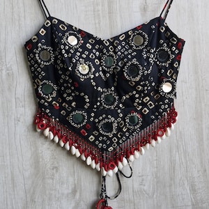 Zwarte katoenen satijnen spaghettiblouse, schelpen en spiegel verfraaide Bandhani Dandiya blouse DVBL_536