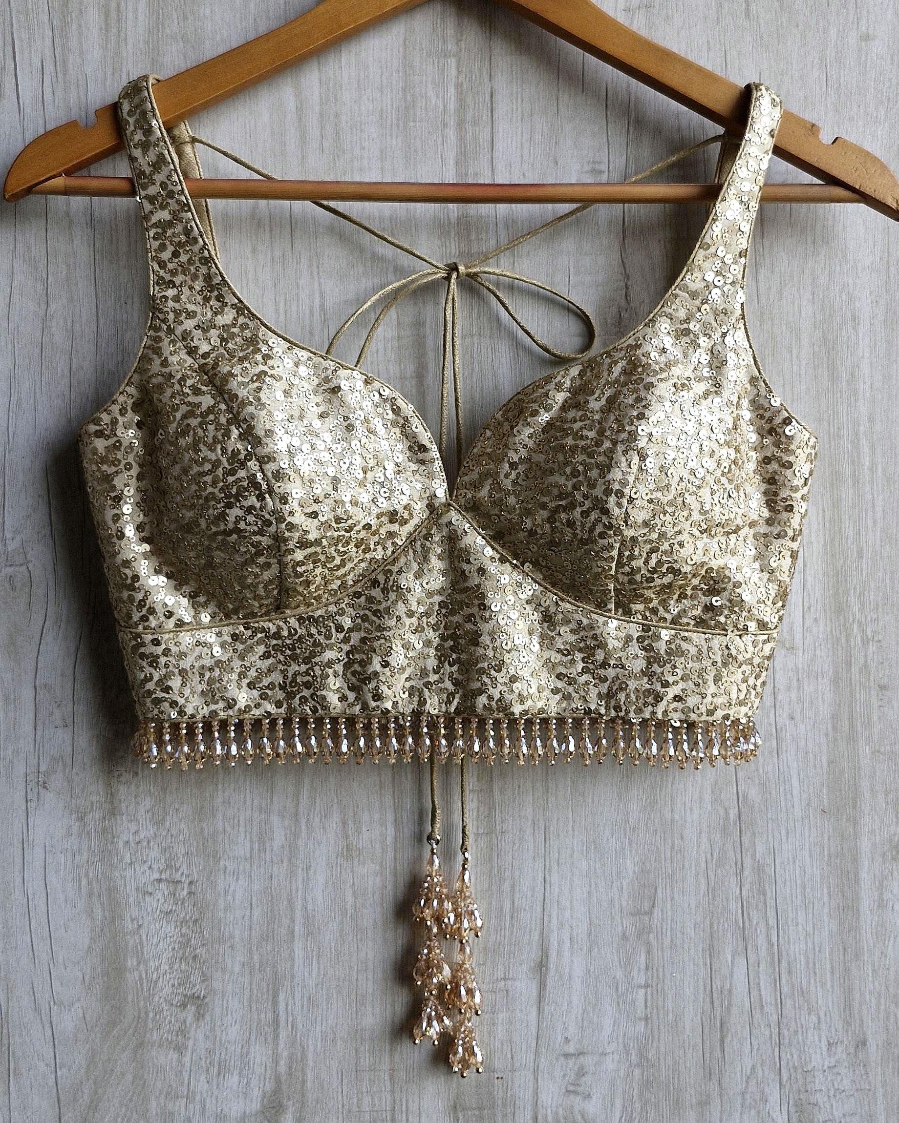 ゴールドのスパンコール刺繍入りサリーブラウス：深いハートネック 