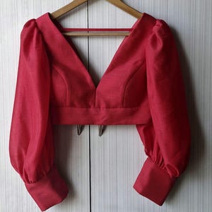 Hallonrosa sari-blus i siden med ballongärmar och v-ringad lehenga-topp DVBL_499