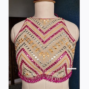 Auf Bestellung indische Designer Beige bestickt Georgette Saree Lehenga Bluse Neckholder rückenfreiDNL_367 bestellen.