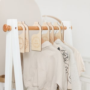 Séparateurs de vêtements de bébé neutres en matière de genre, organisateur de placard en bois, organisation de vêtements de chambre d'enfant, décoration de chambre d'enfant durable, cadeau de baby shower