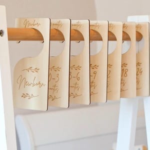 Séparateur de vêtements pour bébé floral, organisateur de vêtements en bois, organisation de vêtements de chambre d'enfant, décoration de chambre d'enfant durable, cintre, double face