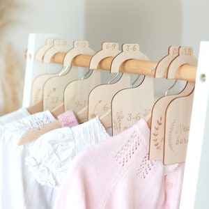 Séparateur de vêtements pour bébé floral, organisateur de vêtements en bois, organisation de vêtements de chambre de bébé, décoration de chambre d'enfant durable, cintre, simple face