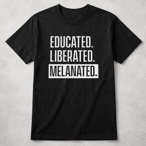 Camiseta Educated Liberated Melanated - Regalo de graduación para estudiantes negros de HBCU