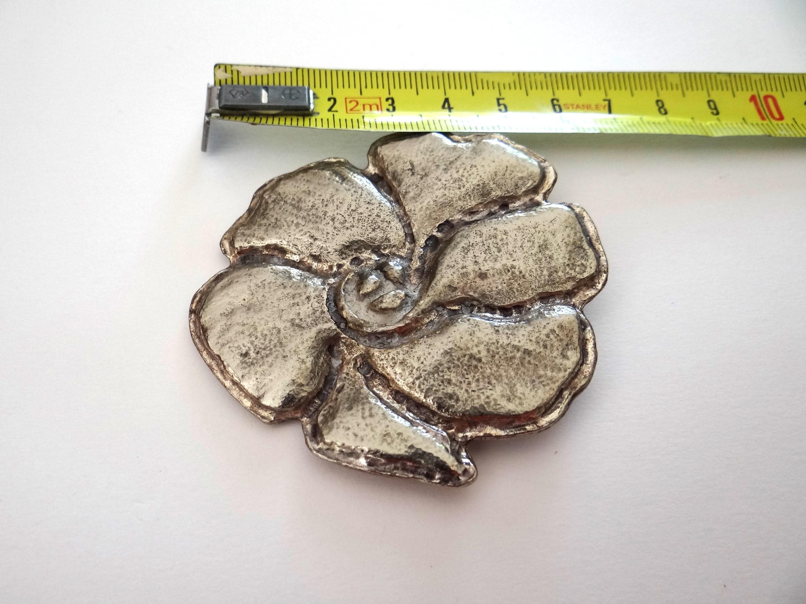Broche Vintage Milion Solis - Fleurs Séchées, 5 Cm De Large, Résine - Occasion