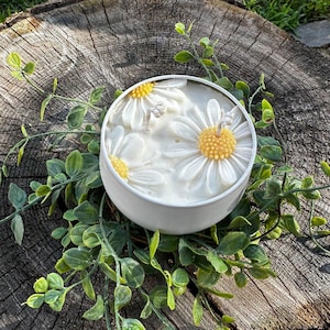 Daisy Candle: 8oz Soy Wax Candle with Floral Decoration