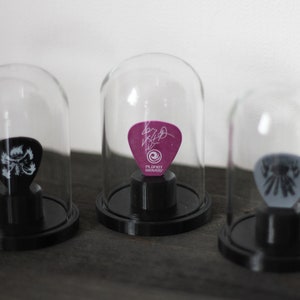 Guitar pick holder, 3D-printed with a glass dome, modern design to match any interior, for any pick thickness